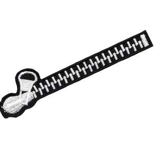 Könnte beinhalten: Schwarzer und weißer gestickter Reißverschluss-Zipper. Der Reißverschluss-Zipper hat die Form eines Reißverschlusses mit Zähnen.
