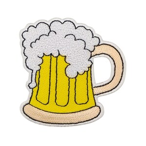 Könnte beinhalten: Ein gestickter Aufnäher mit einer Bierkrüge mit weißem Schaum.