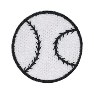 Könnte beinhalten: Weißer Baseball mit schwarzen Nähten. Der Baseball ist rund und hat eine strukturierte Oberfläche.