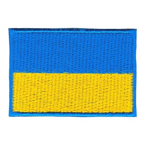 Op de afbeelding: Geborduurde patch met de vlag van Oekraïne. De patch heeft een rechthoekige vorm met een blauw bovenste gedeelte en een geel onderste gedeelte. De randen zijn afgewerkt met blauwe stiksels.