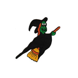 Könnte beinhalten: Eine grüne Hexe mit einem schwarzen Hut und einem schwarzen Kleid fliegt auf einem gelben und orangefarbenen Besen.