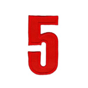 Könnte beinhalten: Roter Filz-Aufnäher mit der Nummer 5 in einer fetten, klobigen Schrift.
