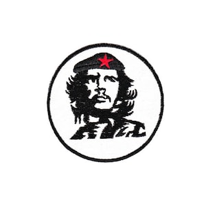 Könnte beinhalten: Schwarz-weiß gestickter Aufnäher eines Mannes mit einem roten Stern auf seinem Hut. Der Mann trägt eine Baskenmütze und einen Bart. Der Aufnäher ist rund und hat einen weißen Hintergrund.