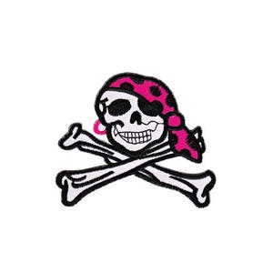Könnte beinhalten: Rosa und weiß gestickter Patch mit einem Totenkopf, der ein rosa und weiß gepunktetes Bandana trägt, mit gekreuzten Knochen dahinter.