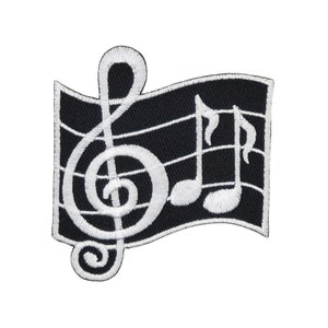 Könnte beinhalten: Schwarz-weiß gestickter Aufnäher mit einem Violinschlüssel und Noten auf einem Notensystem. Der Aufnäher ist so gestaltet, dass er wie eine wehende Flagge aussieht.