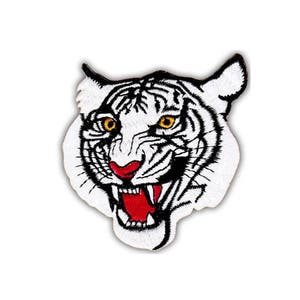 Könnte beinhalten: Weißer Tigerkopf mit schwarzen Streifen und rotem Maul, gestickter Aufnäher.
