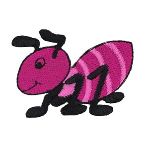 Op de afbeelding: Een geborduurde mier met een roze en zwart gestreept lichaam en een glimlachend gezicht.