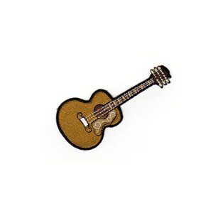 Puede incluir: Una guitarra acústica marrón con un cuerpo marrón claro y un cuello marrón oscuro. La guitarra tiene un solo agujero de sonido y una golpeadora.