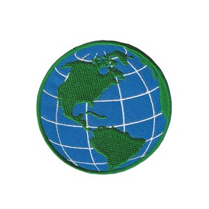 Könnte beinhalten: Gestickter Aufnäher eines blauen und grünen Globus mit weißen Linien. Der Globus ist auf Nordamerika zentriert.