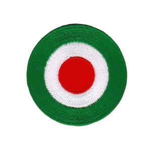 Op de afbeelding: Een ronde, geborduurde patch in groen, wit en rood met een concentrisch cirkelontwerp.