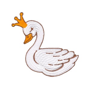 Puede incluir: Cisne blanco bordado con una corona dorada en la cabeza. El cisne está mirando hacia la izquierda y tiene un contorno marrón.