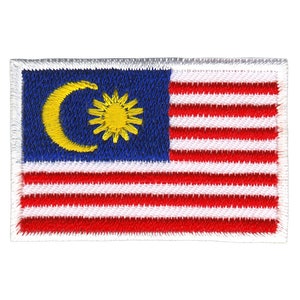 Op de afbeelding: Een geborduurde patch van de vlag van Maleisië. De vlag is blauw met een gele halve maan en een 14-puntige ster. Het onderste deel van de vlag is rood en wit gestreept.