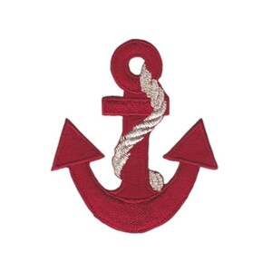 Könnte beinhalten: Rote gestickte Anker mit einem weißen Seildetail. Der Anker ist ein nautisches Symbol für Hoffnung und Stabilität.