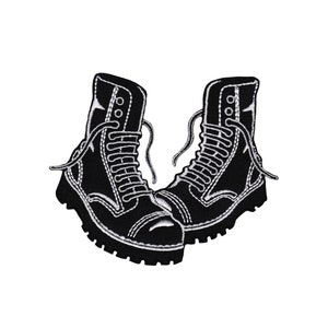 Könnte beinhalten: Gestickter Aufnäher mit einem Paar schwarzer Kampfstiefel mit weißen Nähten und Schnürsenkeln. Die Stiefel haben ein hoch geschnittenes Design mit mehreren Ösen für die Schnürsenkel und eine dicke, strukturierte Sohle. Der Aufnäher ist vor weißem Hintergrund.