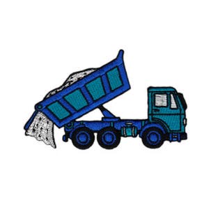 Op de afbeelding: Een blauwe kiepwagen met een witte laadbak kiept een lading zand. De vrachtwagen heeft een blauwe cabine en zwarte wielen.