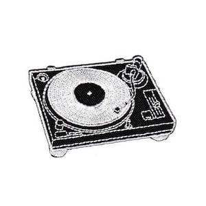 Könnte beinhalten: Schwarz-weiß gestickter Patch eines Vintage-Plattenspielers mit einem Plattenteller und einer Schallplatte darauf.