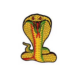 Op de afbeelding: Een kleurrijke cobra-patch met een gedetailleerd ontwerp. De slang is afgebeeld met een gele body, rode en groene accenten en een dreigende uitdrukking. De patch is waarschijnlijk bedoeld voor kleding of accessoires.