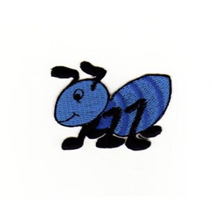 Op de afbeelding: Blauwe cartoon-mier met zwarte poten en antennes. De mier is geborduurd op een witte achtergrond.
