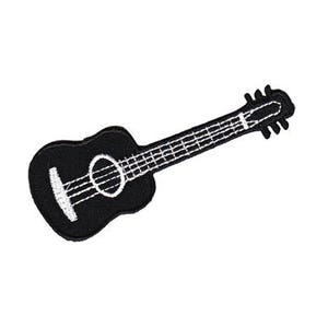 Op de afbeelding: Zwarte geborduurde patch van een akoestische gitaar met witte snaren.