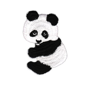 Könnte beinhalten: Ein gestickter Aufnäher mit einem schwarz-weißen Pandabären. Der Panda sitzt aufrecht mit seinen Pfoten vor sich.
