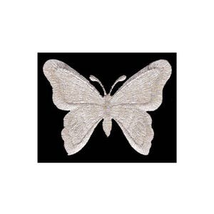 Könnte beinhalten: Ein gestickter Schmetterlings-Applikations-Patch in Silber. Der Schmetterling ist ein klassisches Design mit leicht gekrümmten Flügeln, die an den Spitzen spitz zulaufen.