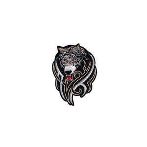 Op de afbeelding: Geborduurde patch met een gedetailleerde wolfskop met rode ogen en een open mond, tegen een zwart-wit tribaal ontwerp. De vacht van de wolf is weergegeven in grijstinten en zwart.