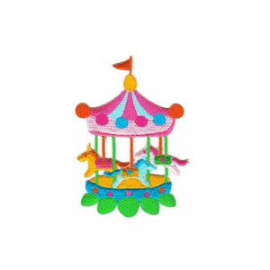 Op de afbeelding: Geborduurde patch van een carrousel met een roze en blauw gestreept dak, oranje accenten en een kleine oranje vlag. De carrousel heeft kleurrijke paarden in geel, blauw en roze, tegen een witte achtergrond. De basis is versierd met groene bladachtige vormen.
