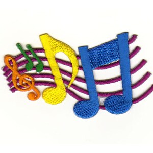 Könnte beinhalten: Gestickter Aufnäher mit Noten und einem Violinschlüssel. Das Design umfasst eine gelbe Viertelnote, blaue Achtelnoten und einen orangefarbenen Violinschlüssel. Die Notenlinien sind lila und die Noten sind mit Grün akzentuiert.