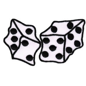 Puede incluir: Dos dados blancos con puntos negros, un dado está tumbado de lado y el otro está de pie.
