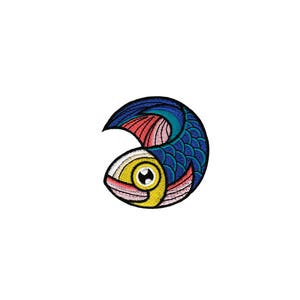 Könnte beinhalten: Gestickter Aufnäher mit einem stilisierten Fischdesign. Der Fisch hat eine geschwungene Form mit blauen, türkisfarbenen, rosa, gelben und weißen Details. Der Aufnäher ist wahrscheinlich für Kleidung oder Accessoires gedacht und dient als dekoratives Element.
