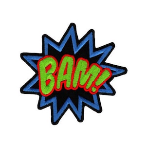 Könnte beinhalten: Ein gestickter Aufnäher mit dem Wort "BAM!" in einer Comic-Schriftart. Der Aufnäher ist von einem blauen Stern umgeben.