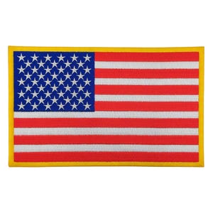 Könnte beinhalten: Ein gestickter Aufnäher mit gelbem Rand, der die amerikanische Flagge zeigt. Die Flagge ist rot, weiß und blau mit 13 horizontalen Streifen und 50 weißen Sternen auf einem blauen Feld.