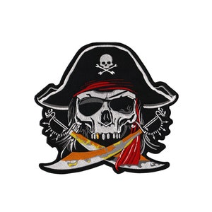 Könnte beinhalten: Schwarz-weiß gestickter Patch mit einem Piratenkopf, der einen schwarzen Dreispitz mit rotem Bandana trägt und gekreuzte Schwerter hält.