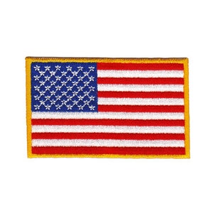 Könnte beinhalten: Ein gestickter amerikanischer Flaggen-Patch mit gelbem Rand. Die Flagge ist rot, weiß und blau.