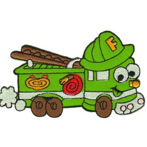 Peut inclure: Camion de pompiers vert de dessin animé avec un visage souriant, portant un casque de pompier vert avec la lettre "F" dessus. Le camion a une échelle, un tuyau et un panache de fumée qui sort de l'arrière.