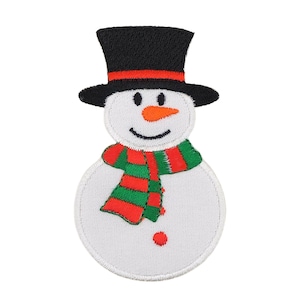 Puede incluir: Parche bordado de un muñeco de nieve con sombrero de copa negro, nariz de zanahoria naranja y bufanda roja y verde. El muñeco de nieve tiene una cara sonriente y un botón rojo. Ideal para manualidades navideñas.