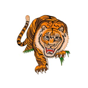 Puede incluir: Un parche bordado de un tigre naranja y negro con una expresión feroz. El tigre está mirando hacia adelante con la boca abierta, mostrando dientes afilados. El tigre está de pie sobre hierba verde.
