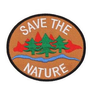 Peut inclure: Un écusson ovale brodé de couleur marron avec le texte "SAVE THE NATURE" en blanc. L'écusson représente une rivière bleue et cinq arbres verts avec des flammes rouges derrière eux.