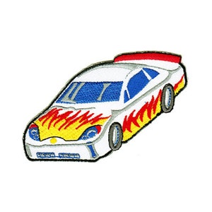 Op de afbeelding: Witte raceauto met rode, gele en blauwe vlammen aan de zijkant. De auto heeft een blauwe voorruit en een rode spoiler.