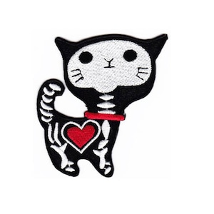 Könnte beinhalten: Schwarz-weiß gestickter Bügel-Patch eines Skelett-Katzen mit einem roten Halsband und einem roten Herzen auf der Brust.