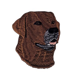Könnte beinhalten: Gestickter Aufnäher mit dem Kopf eines braunen Labrador Retrievers, der die Zunge herausstreckt.
