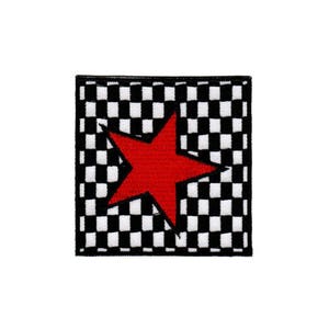 Könnte beinhalten: Ein roter Stern auf einem schwarz-weiß karierten Hintergrund. Der Stern befindet sich in der Mitte des Patches und ist leicht nach rechts geneigt. Der Patch ist quadratisch mit einem schwarzen Rand.