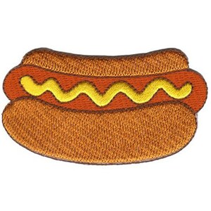Könnte beinhalten: Ein gestickter Hotdog mit braunen und orangen Nähten und gelbem Senf.