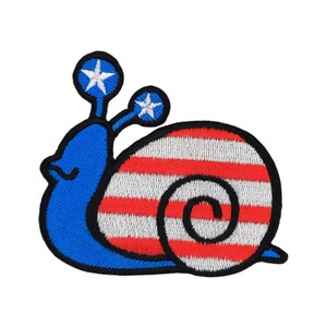 Könnte beinhalten: Ein gestickter Aufnäher mit einer blauen Schnecke mit einem rot-weiß-blau gestreiften Gehäuse. Das Gehäuse ist so gestaltet, dass es wie die amerikanische Flagge aussieht.