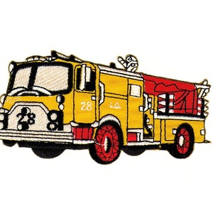 Peut inclure: Écusson brodé d'un camion de pompiers jaune avec des détails et des roues rouges. Le camion de pompiers porte le numéro 28 et les lettres "L.Q." sur le côté. L'écusson est sur fond blanc.