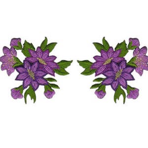 Könnte beinhalten: Zwei gestickte lila Blumenpatches mit grünen Blättern. Die Blumen haben einen 3D-Effekt.