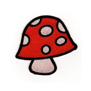 Peut inclure: Patch en forme de champignon rouge et blanc avec des pois blancs. Le champignon a un contour noir.