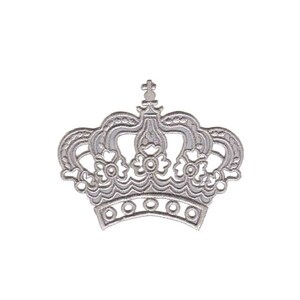 Puede incluir: Una corona plateada con un diseño decorativo. La corona tiene una parte superior puntiaguda y una base redondeada.