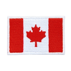 Op de afbeelding: Geborduurde patch met de Canadese vlag. Het ontwerp omvat een centraal wit paneel met een rood esdoornblad, geflankeerd door twee verticale rode panelen. De patch heeft een witte rand en is rechthoekig.