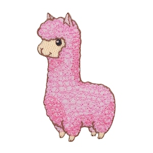 Könnte beinhalten: Ein pinkfarbener, gestickter Aufnäher in Form eines Alpakas. Das Alpaka hat ein hellbraunes Gesicht und Füße, einen flauschigen pinkfarbenen Körper und eine braune Umrandung. Der Aufnäher ist zum Aufbügeln oder Aufnähen auf Stoff gedacht.